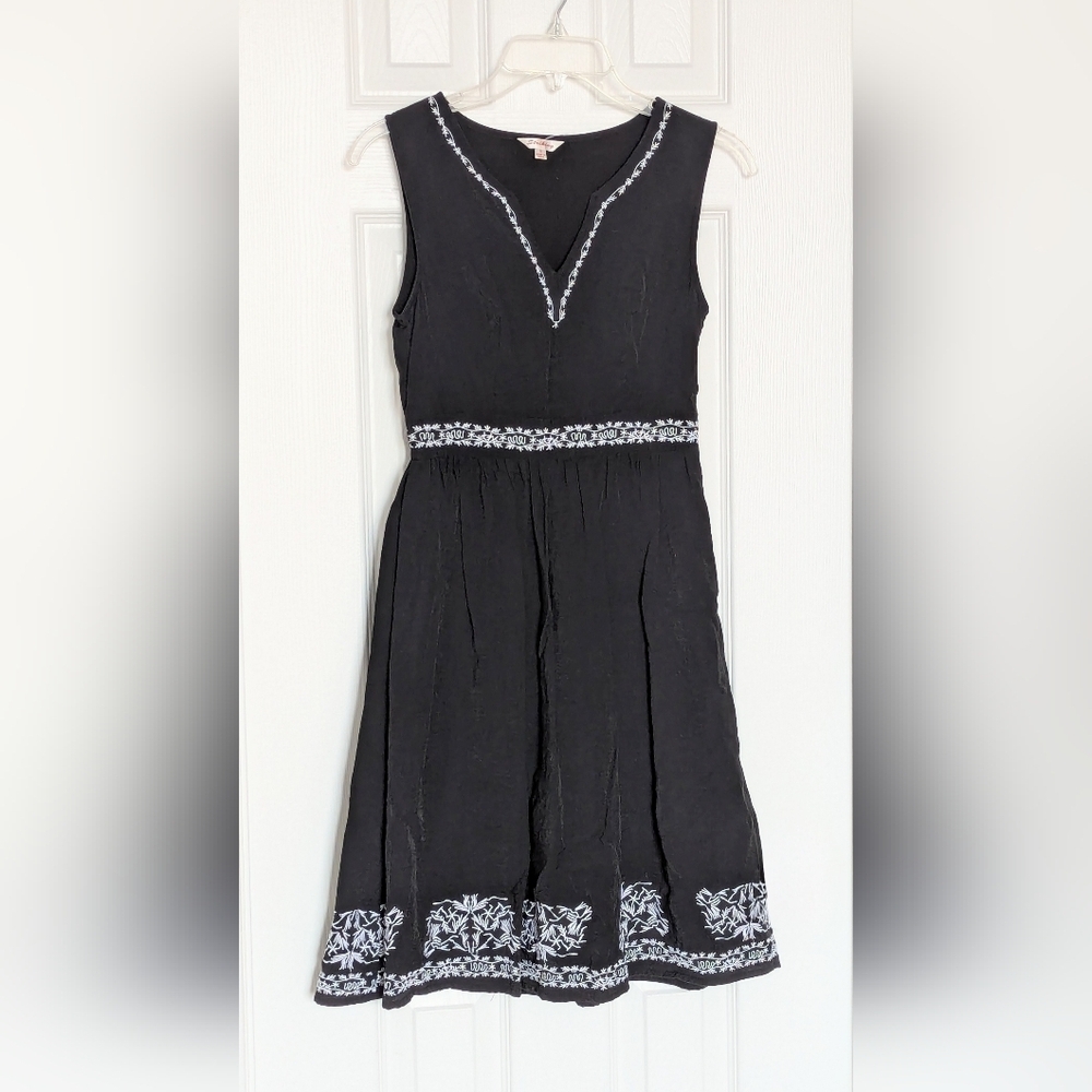 Women's (Size 4) Sleeveless Black V-Neck Midi Dress w/White Embroidered Accents
